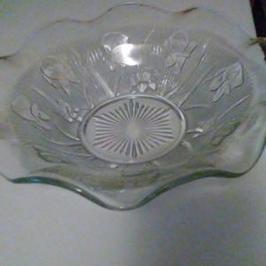 VINTAGE IRIS AND HERRINGBONE CLEAR GLASS PLATE.